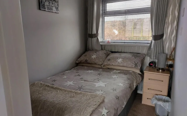 1st Floor Hillview 2 Bedroomed Central Location