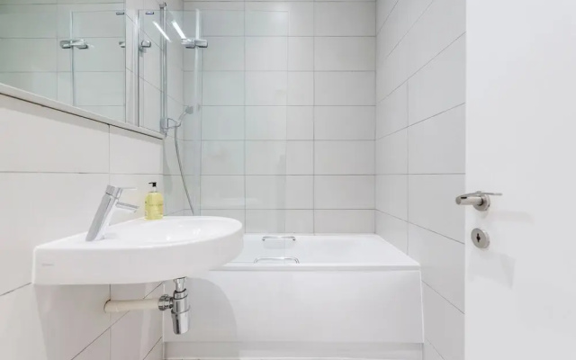 Stylish 3 Bed 3 bath in Kens High St