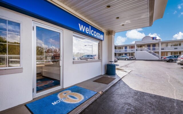 Отель Motel 6 Washington DC Convention Center вид на фасад
