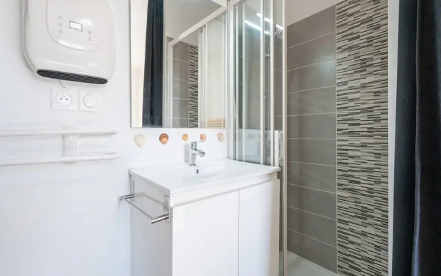 Spacious Stay by Serignan Sea