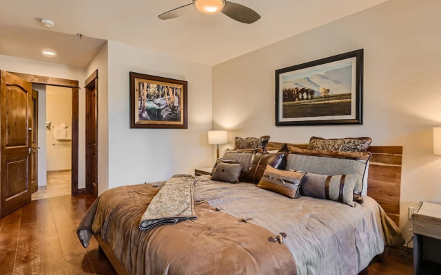 Bluesky 505 4 Bedroom Condo by RedAwning