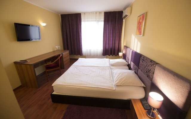 Perla D'oro Hotel in Timisoara, Romania from 72$, photos, reviews - zenhotels.com guestroom