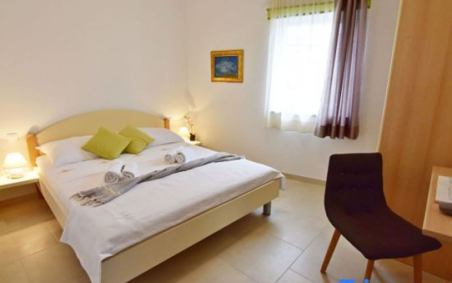 Ideal getaway flat with pool and rumpus room