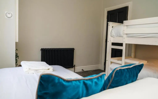 Central, stylish 3 bed apartment with sea views