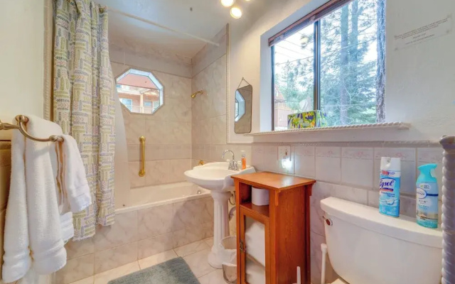 Waterfront Truckee Cabin on Donner Lake!