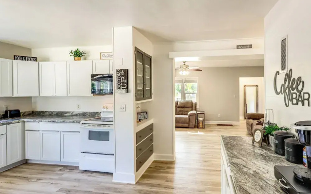 Half-mi to Dtwn Yankton & River: Charming Home!