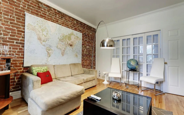 Large three bedroom next to the Bell Center by Hometrotting