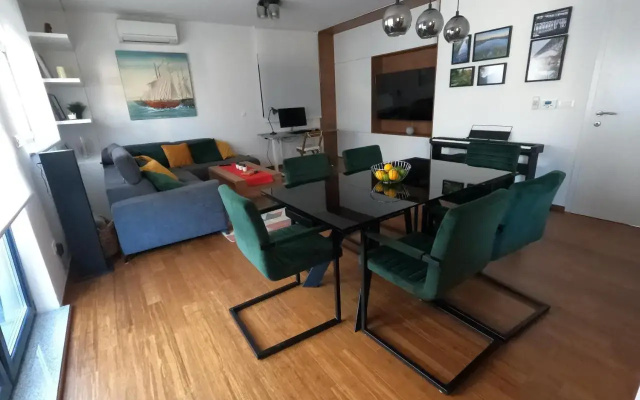 Modern 4-Star luxury apt - WFH Ready, Free Parking