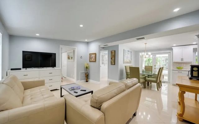 Pelican Nest, Tropical Naples Villa w/ Pool