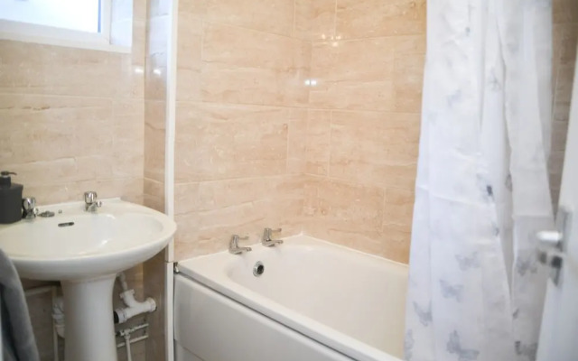 House Sleeps 8 With Garden and Parking