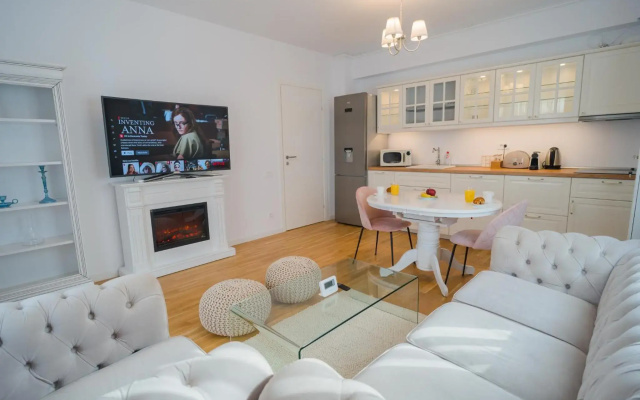 Central 1BR - city view + large balcony + Netflix