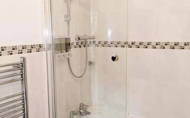 Sleeps 6 - Parking - Garden - Wifi - Bbq