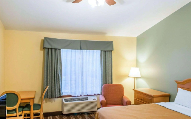 Econo Lodge Inn & Suites Eau Claire South