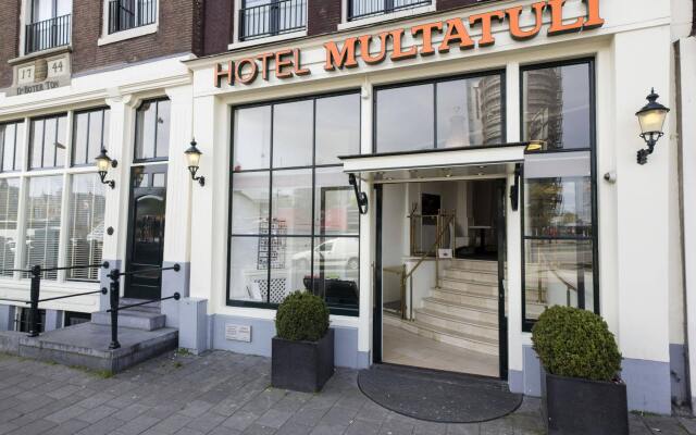 Multatuli Hotel вид на фасад