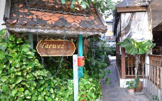 Отель Taewez Guesthouse Бангкок вид на фасад