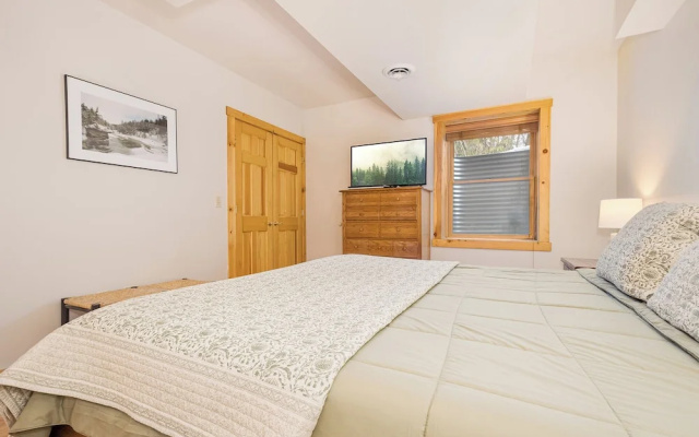 Grand Chestnut Lodge by Taylor Made Deep Creek