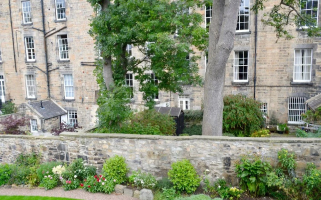 2 Bedroom Edinburgh Flat on Quiet Cobbled Street