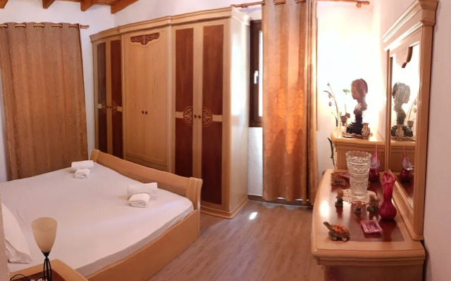 Family Villa in Sani - Sleeps 6 - Parking - Wifi
