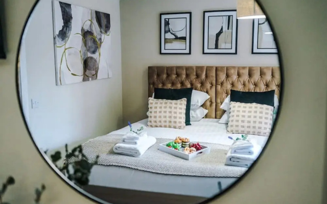NEW Stylish 1-bed Flat Great Location Sleeps 4