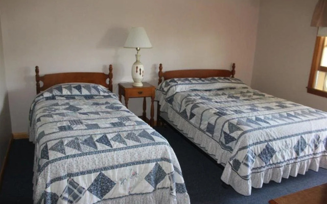 Lake Shore Farm Inn