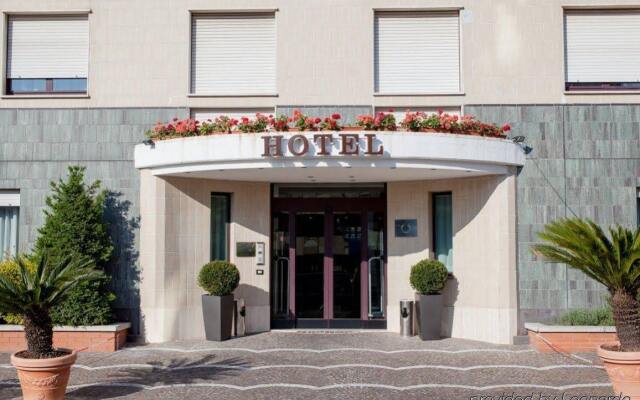 Отель Warmthotel вид на фасад