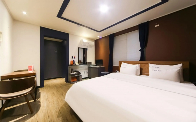 Blue Hotel