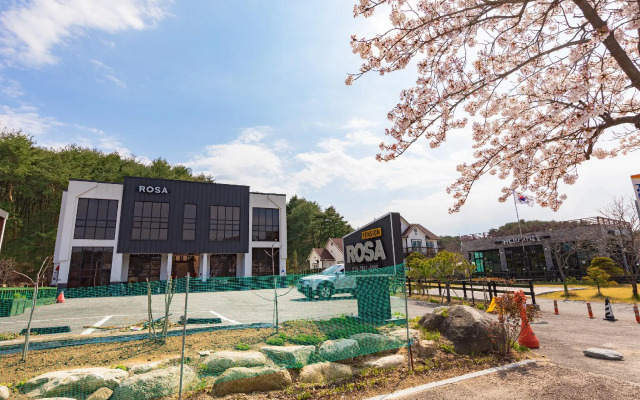 Gyeongpo Rosa Kids Poolvilla