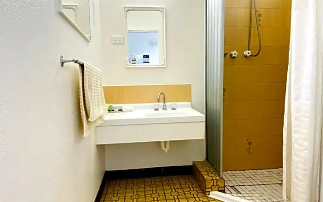 Mid Valley Motel