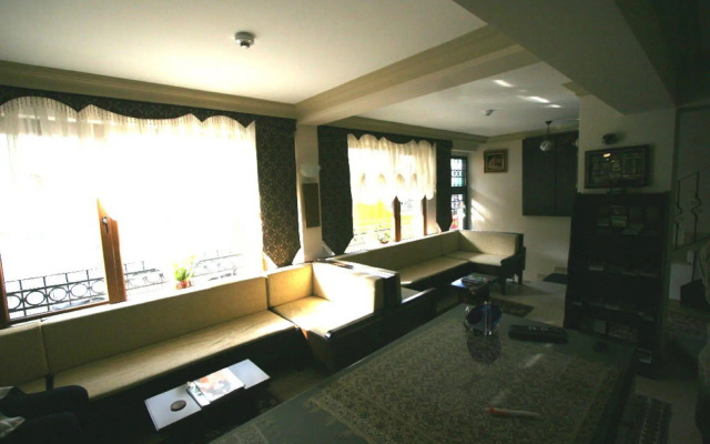 Grand Peninsula Hotel