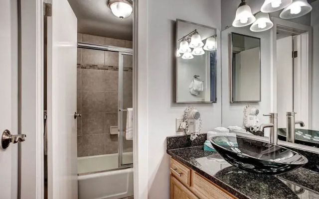 Beautifully Updated+spacious -lake Views, Kids Ski Free 2 Bedroom Condo by RedAwning