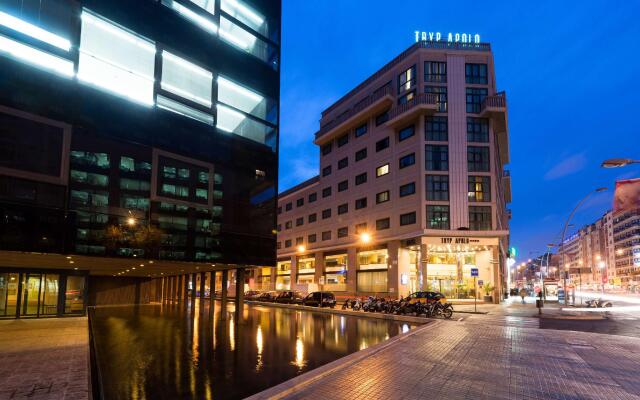 Tryp Barcelona Apolo Hotel вид на фасад