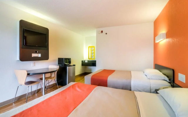 Motel 6 Normal