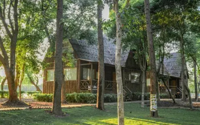 Daqian Swanlake Manor