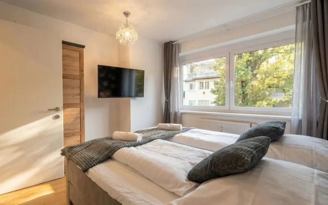 Central Vienna Modern 1BR Apt Balcony