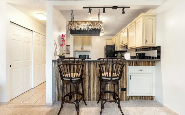 Hawaiian Unit + Walking Distance to Town - AC & Wifi! - Vrkcv