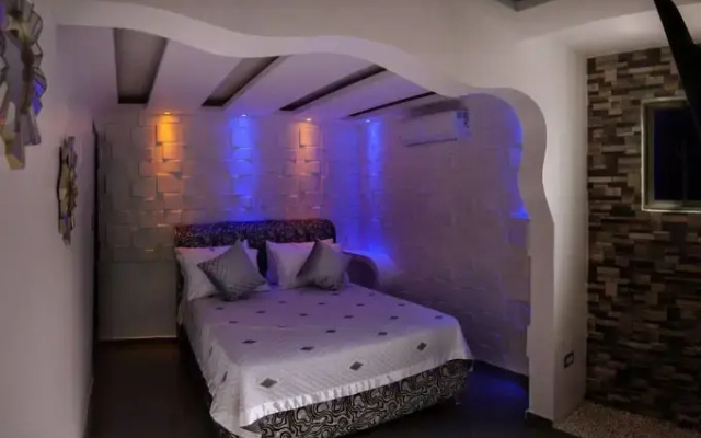 Luxury 14 Bedroom Villa Walking to Clubs/beaches!