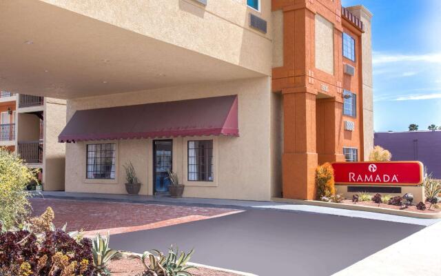 Отель Ramada by Wyndham Culver City вид на фасад