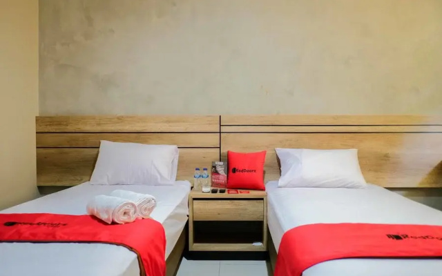 RedDoorz  near Trans Studio Mall Cibubur 3