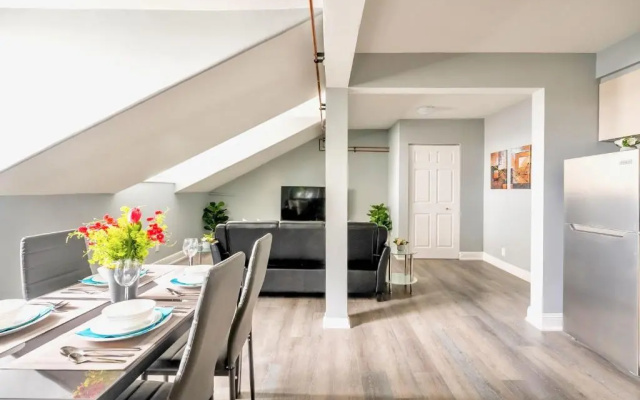 Charming 2BR Apartment - Downtown Hamilton