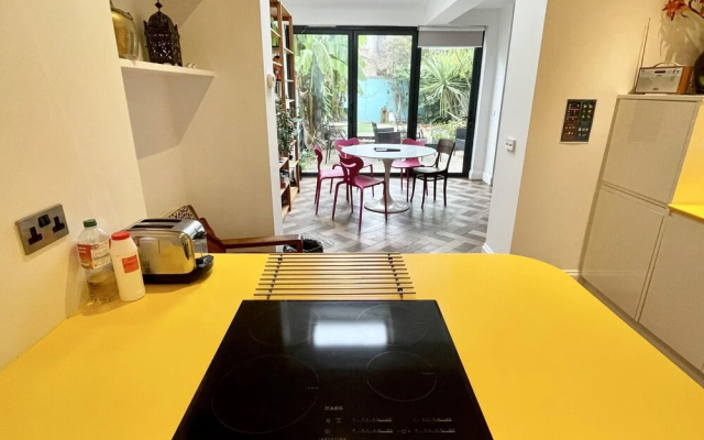 Colourful 3BD Home With Garden in Southville