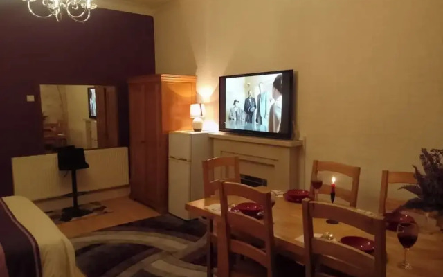 Apartment Sleeps 7 - Pets, Free Parking & Wifi