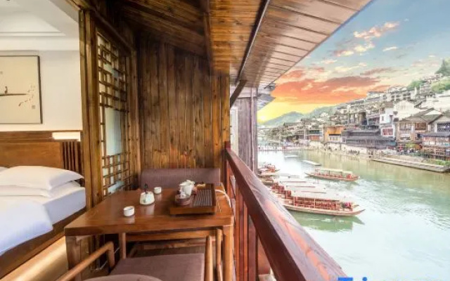 Phoenix Yinyue River View Homestay (Phoenix Ancient City Branch)