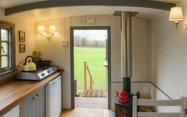 1 Bed Shepherds Hut - Sleeps 2 -wood Fired Hot Tub