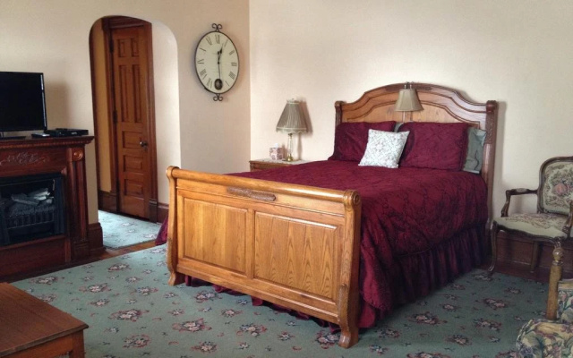 Historic Hutchinson House B&B