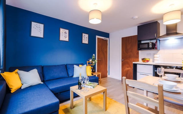 NEW Spacious Apartment Ideal for Business Work