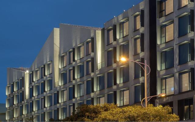 Отель Joyze Hotel Xiamen, Curio Collection by Hilton Китай, Сямынь - отзывы, цены и фото номеров - забронировать отель Joyze Hotel Xiamen, Curio Collection by Hilton онлайн вид на фасад