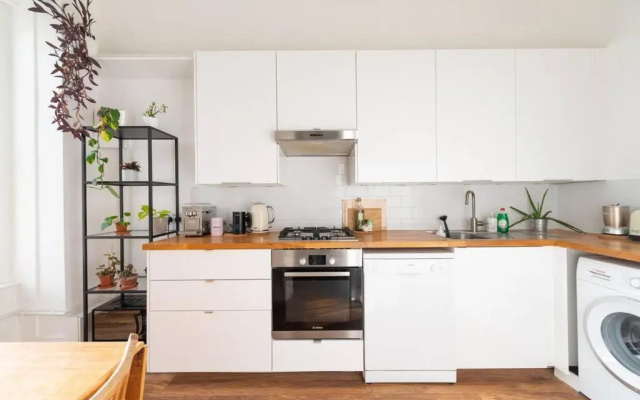 Spacious 2 bedroom sea view flat. Sleeps 6