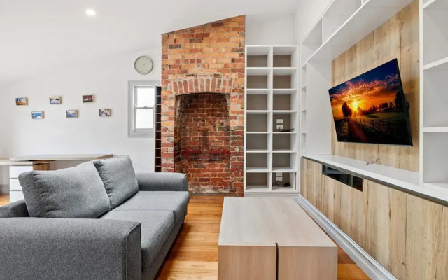 Light-filled House Close to Cafes and Parks