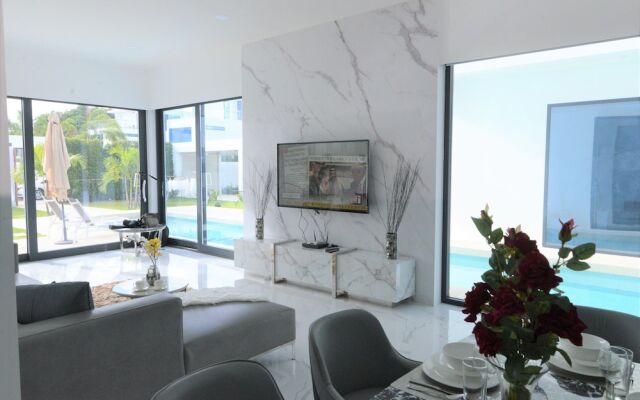 Luxury Villa in Central Pattaya, 6PPL, Shared Pool (Palmc15) 0