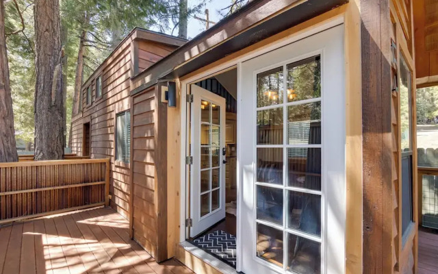 Near Lake Almanor & Golf: Cozy Cabin!
